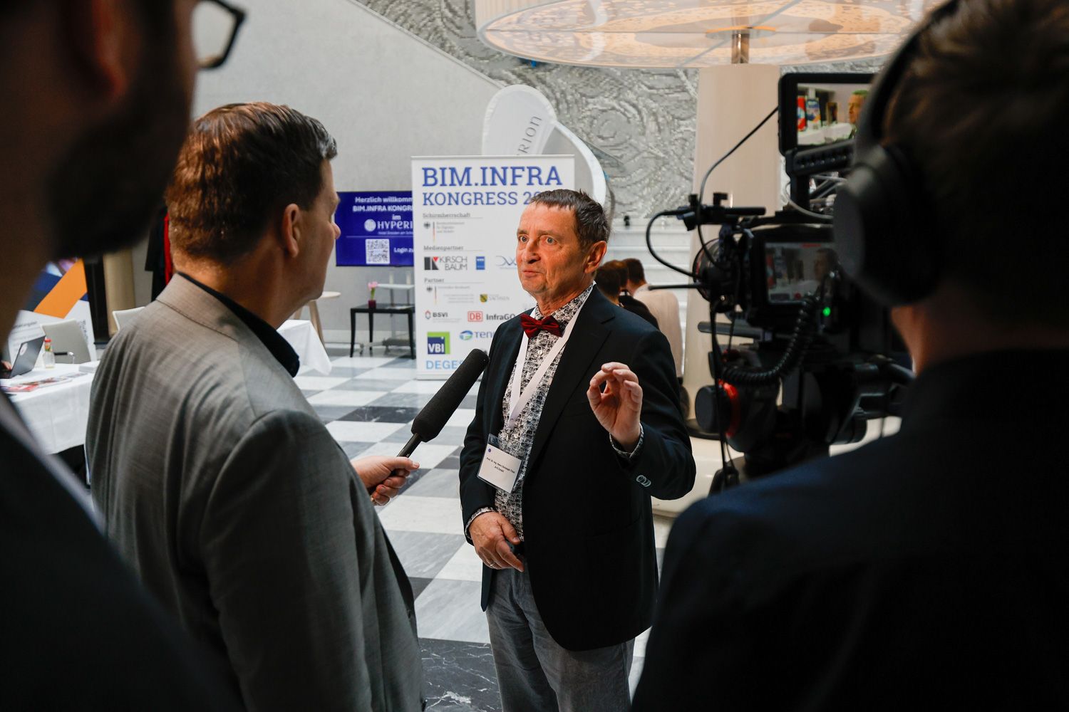 Interview vor der Kamera im Foyer