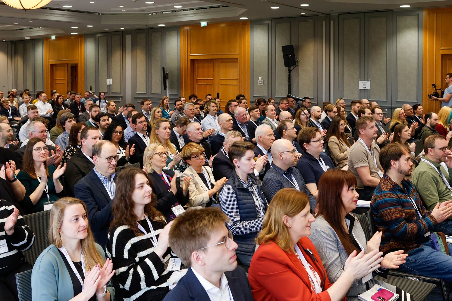 Applaus im Plenum 2026